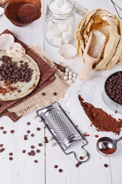 Ingredienser för bakning med choklad över vita trä ba Stockbild