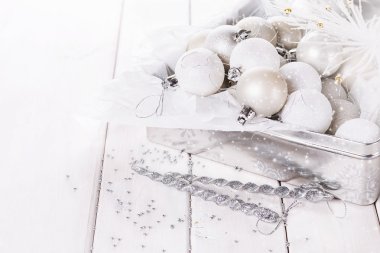 Gümüş ve beyaz Noel süsler