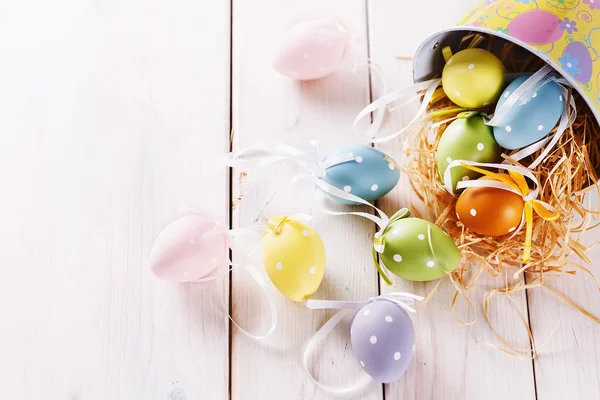 Yumurta dekor ahşap arka plan üzerinde — Stok fotoğraf