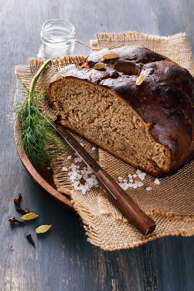 Domácí žitný chléb dřevěné pozadí — Stock fotografie