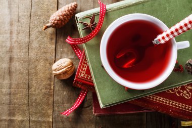 Resmi Kupası çay ve vintage kitap bakarak Instagram