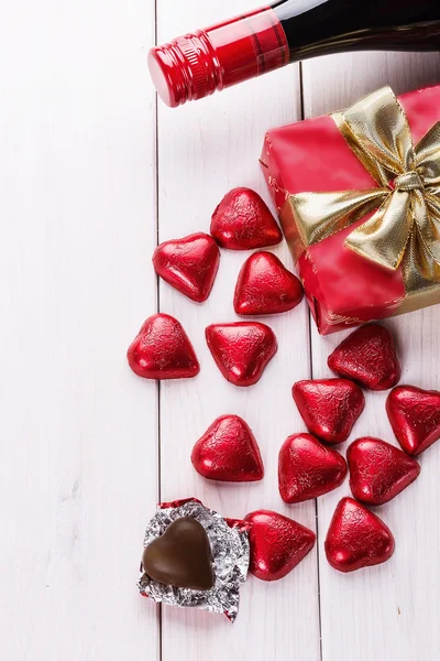 Natura morta di San Valentino con cioccolatini e vino — Foto Stock