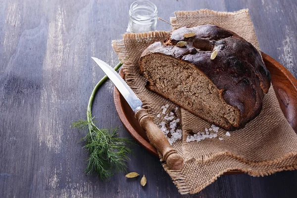 Žitný chléb dřevěné pozadí — Stock fotografie