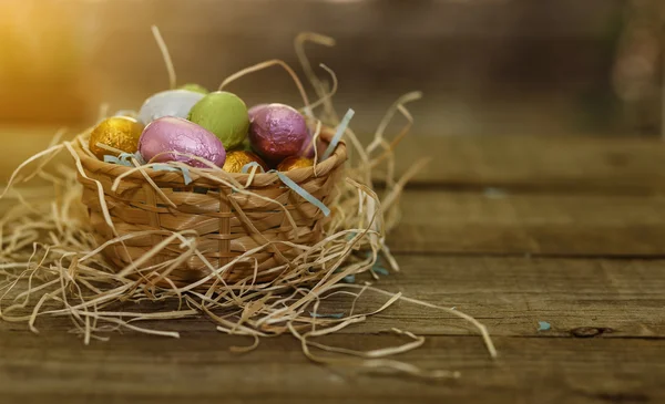 Çikolata Paskalya yumurtaları görüntüsünü doğal arkaya seyir vintage — Stok fotoğraf