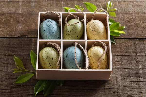 Dekor yumurta rustik ahşap arka plan üzerinde kutu — Stok fotoğraf