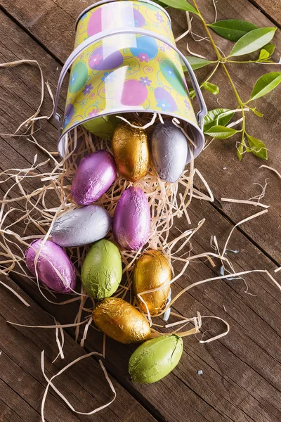 Paskalya temalı sepet içinde çikolata Paskalya yumurtaları — Stok fotoğraf