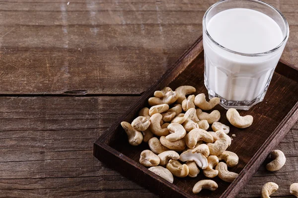 Cashew melk over rustieke houten achtergrond — Stockfoto