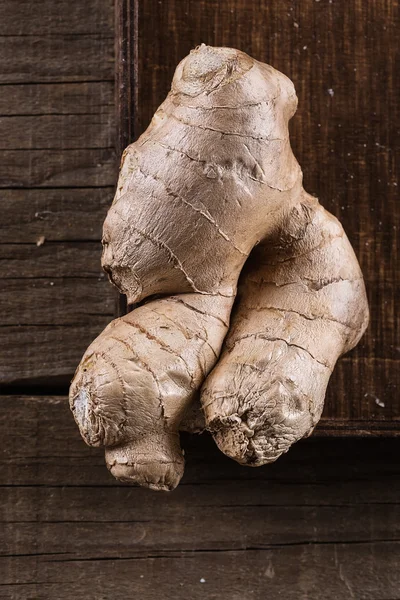 Färsk ingefära på rustika trä bakgrund — Stockfoto