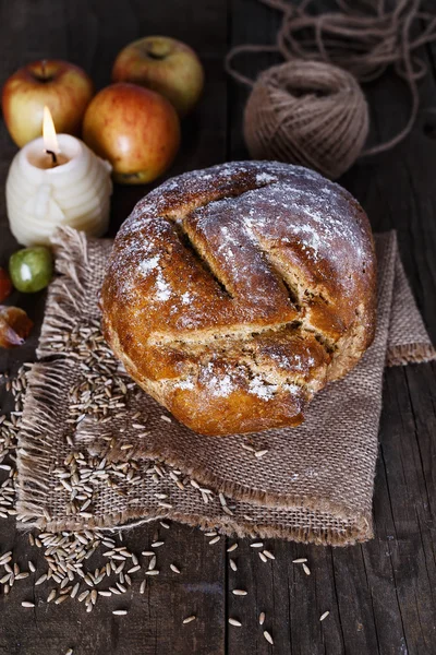Zelfgemaakte rustiek brood op houten achtergrond — Stockfoto