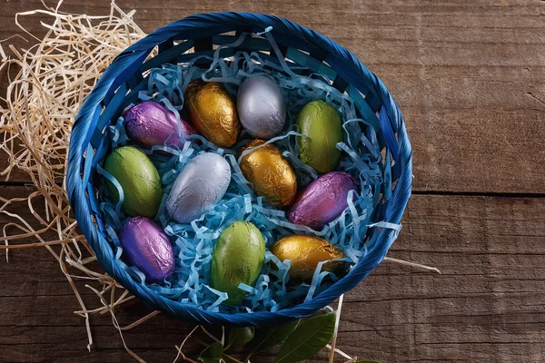 Chocolade paaseieren in een blauwe mand — Stockfoto