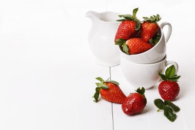 Beyaz arka plan üzerinde çilek