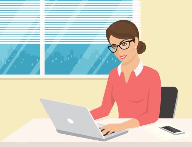 İş kadını ofiste oturan ve laptop ile çalışma gül gömlek giymiş