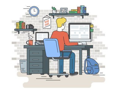 Adam evde oturan dizüstü bilgisayar ile