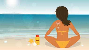 Bir plaj ve cildi hakkında bakmakta genç kız sunbathes