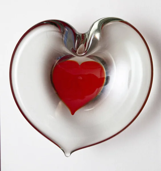 Üveg Átlátszó Szív Nyaralási Illusztráció Valentin Nap Szimbóluma Egy Vörös — Stock Fotó