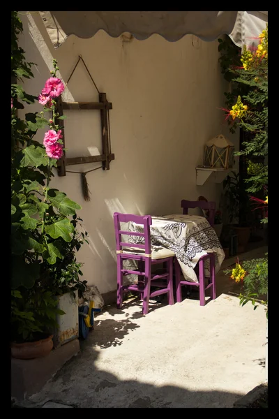 Kwiatowy fioletowe krzesła w ogrodzie — Zdjęcie stockowe