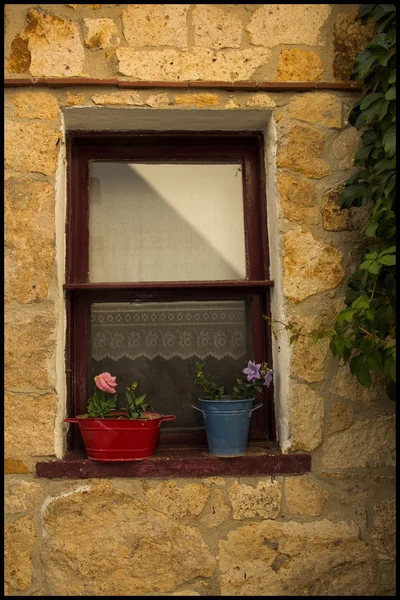 Pared de piedra ventana de madera — Foto de Stock