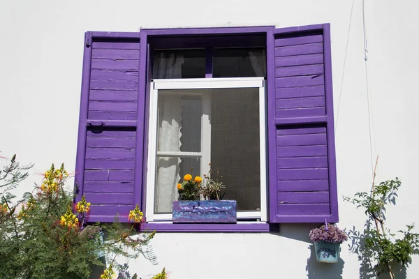 Coloridas ventanas de madera — Foto de Stock