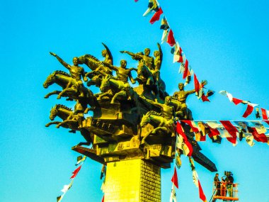 Cami minareleri kubbe deniz kıyısı askıya alınmış köprü tekneleri mavi gökyüzü