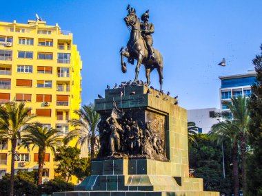 Cami minareleri kubbe deniz kıyısı askıya alınmış köprü tekneleri mavi gökyüzü