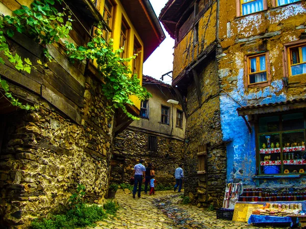 Cami Minareleri Kubbe Deniz Kıyısı Askıya Alınmış Köprü Tekneleri Mavi — Stok fotoğraf