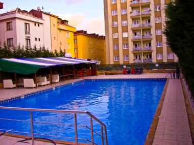 Cami minareleri kubbe deniz kıyısı askıya alınmış köprü tekneleri mavi gökyüzü