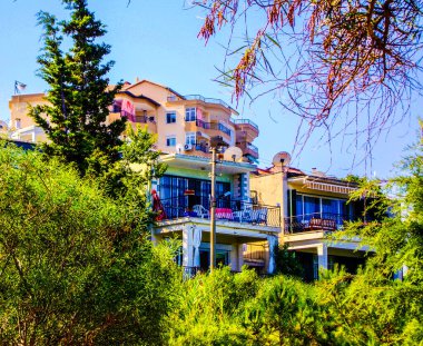 Köy evi doğal yeşil ağaçlar bulutlu gökyüzü manzarası