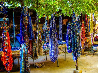 Üç katlı kırmızı çatı, güneş enerjisi uzun balkon köy evi.