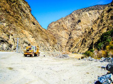 Üç satırlık bir şehir. Otoyol camisi. Mavi gökyüzü.