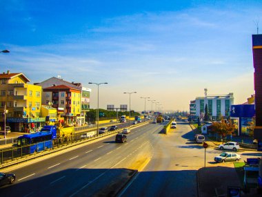 Üç satırlık bir şehir. Otoyol camisi. Mavi gökyüzü.
