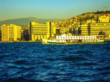 Kaya parkı kafeteryasında kartal heykeli açık havada