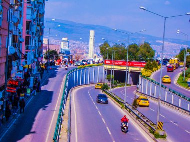 Köprü altı karayollarının kesiştiği yer.