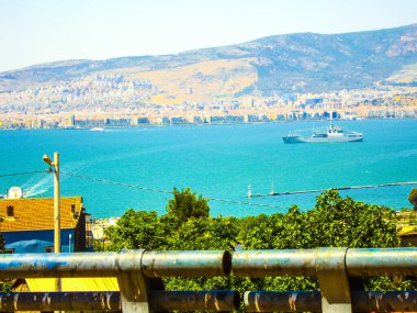 Liman şilebi Dalgakıran Işık Evi yeşil ağaçlar