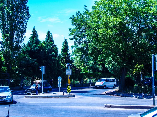 Intersecção Estrada Asfalto Tiras Duplas Árvores Verdes Semáforos Carros — Fotografia de Stock