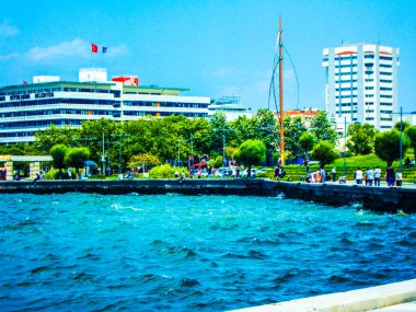 Liman şehri manzaralı yeşil ağaçlar açık hava manzaralı yüksek bina