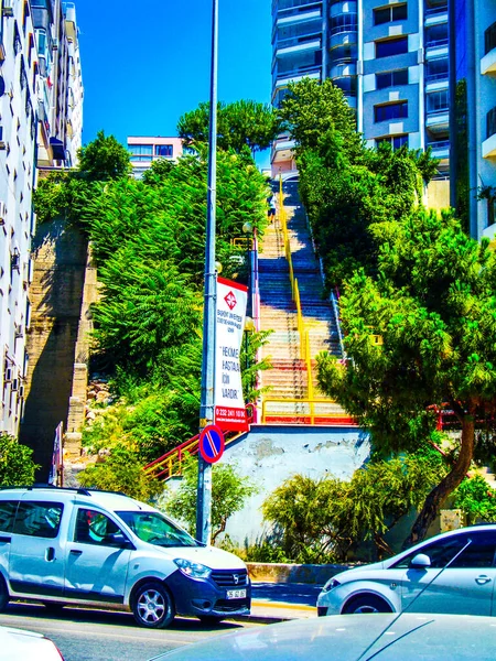 Merdiven Caddesi Sarp Yeşil Ağaçlar Yüksek Binalar Mavi Gökyüzü — Stok fotoğraf