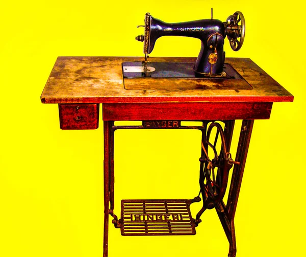 Ραπτομηχανή Vintage Μηχανικός Ξύλινη Περίπτωση Πόδι Εργασίας Ράφτη Βελονιά Ντύσιμο — Φωτογραφία Αρχείου