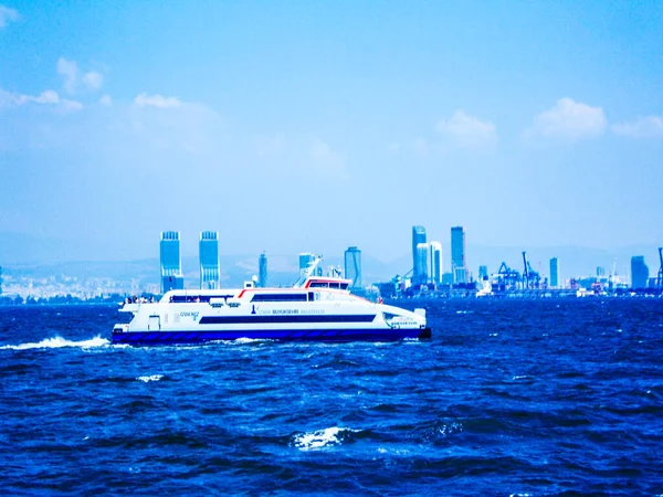 Ferryboat Κύμα Θάλασσα Θέα Ψηλά Κτίρια Γαλάζιο Ουρανό Μπλε Θάλασσα — Φωτογραφία Αρχείου