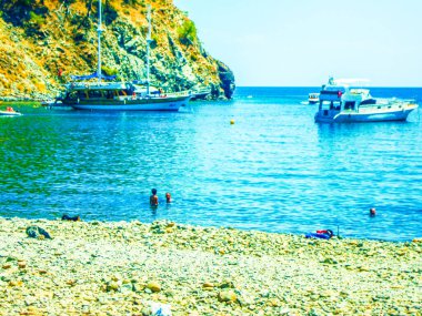 Deniz burnu kayalık sahil kıyısı yüzme tekneleri açık hava sıcak yaz