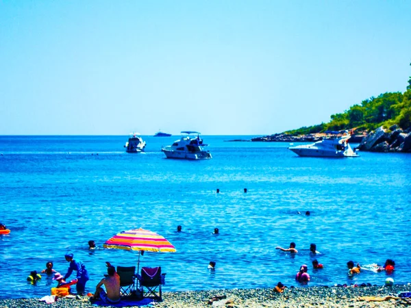 Strand Schwimmende Menschen Meer Boote Blau Meer Blauer Himmel Sommerzeit — Stockfoto