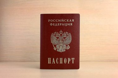Kapakta Rusça bir yazı var: Rusya Federasyonu pasaportu. Bir Rus vatandaşının belge ve pasaportu..