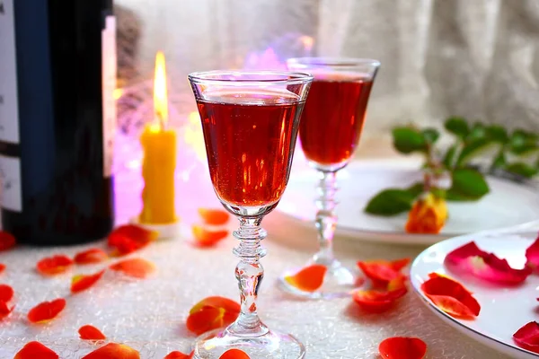 Serata Romantica Due Bicchieri Vino Una Bottiglia Una Candela Ghirlande — Foto Stock