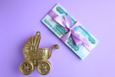 Oyuncak bebek arabası ve Rus parası. Bir çocuğun doğumuyla anne sermayesi.