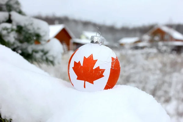 Снегу Новогодний Бал Канадским Символом Флаге — стоковое фото