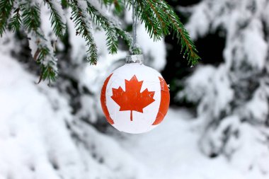 Bayrağında Kanada sembolü olan Noel balosu, kar ağacını süslüyor..