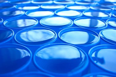 Mavi plastik bardaklarda temiz su. Soyut arkaplan.