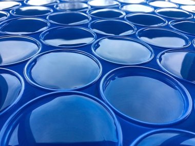 Mavi plastik bardaklarda temiz su. Soyut arkaplan.