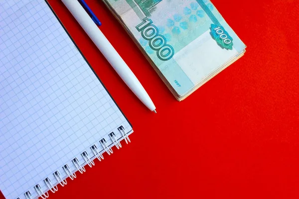 Escritorio Rojo Cuaderno Bolígrafo Dinero Ruso Denominación 1000 Mil Rublos — Foto de Stock