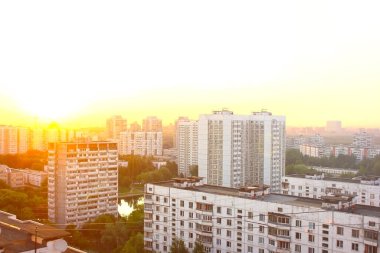 Çok katlı binaların panoramik manzarası. Moskova 'da sabah güneşi doğuyor..