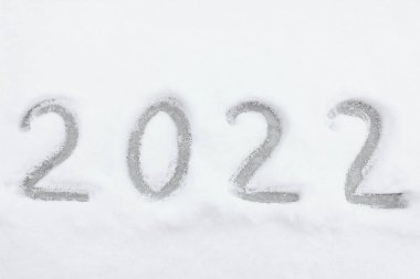 2022, arabanın ön camında, karda yazılıdır. Yeni yıl. Kış.